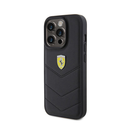 Ferrari dygsniuotas metalo logotipas – dėklas, skirtas iPhone 15 Pro (juodas)