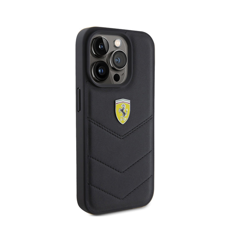Ferrari dygsniuotas metalo logotipas – dėklas, skirtas iPhone 15 Pro (juodas)