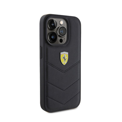 Ferrari dygsniuotas metalo logotipas – dėklas, skirtas iPhone 15 Pro (juodas)