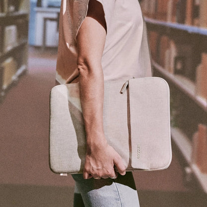 Incase Crosstown Sleeve su Woolenex – Dėklas su kišene skirtas MacBook Pro 16" (M4/M3/M2/M1/2024–2021) (juodas)