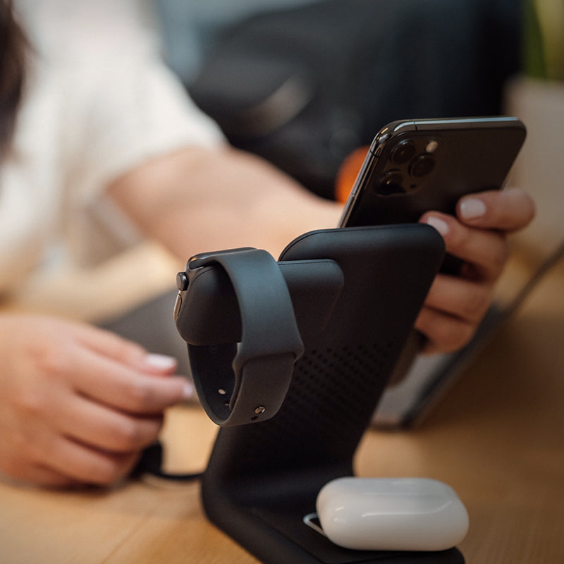 STM ChargeTree Swing 3-in-1 įkrovimo stotelė telefonui, „AirPods“, „Apple Watch“ – Juoda