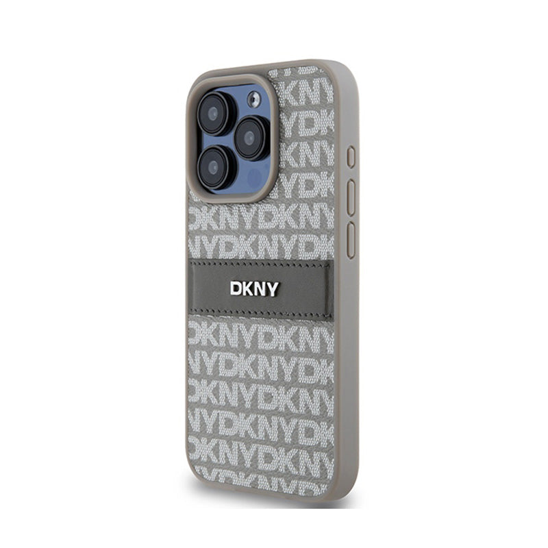 DKNY odinis dėklas su monogramine juosta ir metaliniu logotipu, skirtas iPhone 15 Pro Max (smėlio spalvos)