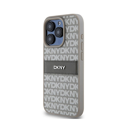 DKNY odinis dėklas su monogramine juosta ir metaliniu logotipu, skirtas iPhone 15 Pro Max (smėlio spalvos)
