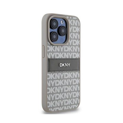 DKNY odinis dėklas su monogramine juosta ir metaliniu logotipu, skirtas iPhone 15 Pro Max (smėlio spalvos)