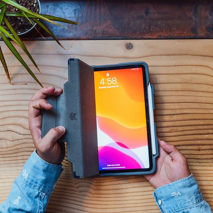 STM Dux Plus – Tvirtas dėklas, skirtas iPad 11 colių (2025) / 10,9 colių (2022) MIL-STD-810G, su Apple Pencil laikikliu (juodas) EDU/COM versija