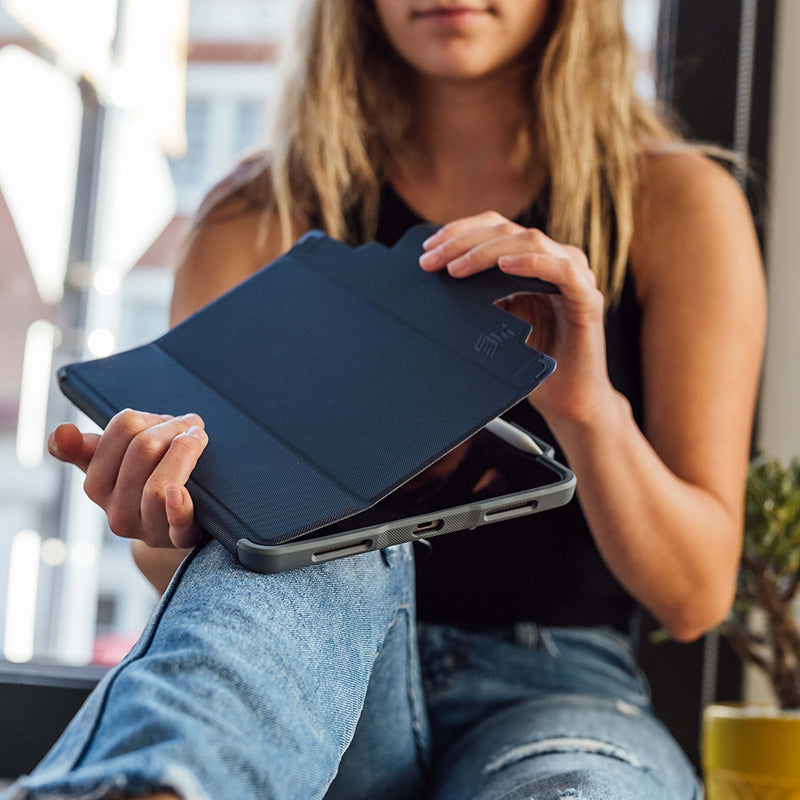 STM Dux Plus – Tvirtas dėklas, skirtas iPad 11 colių (2025) / 10,9 colių (2022) MIL-STD-810G, su Apple Pencil laikikliu (juodas) EDU/COM versija