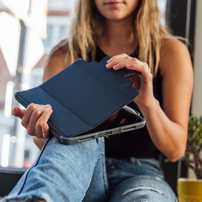 STM Dux Plus – Tvirtas dėklas, skirtas iPad 11 colių (2025) / 10,9 colių (2022) MIL-STD-810G, su Apple Pencil laikikliu (juodas) EDU/COM versija
