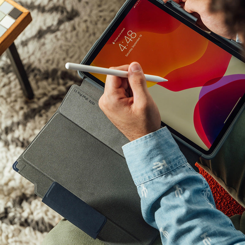 STM Dux Plus – Tvirtas dėklas, skirtas iPad 11 colių (2025) / 10,9 colių (2022) MIL-STD-810G, su Apple Pencil laikikliu (juodas) EDU/COM versija