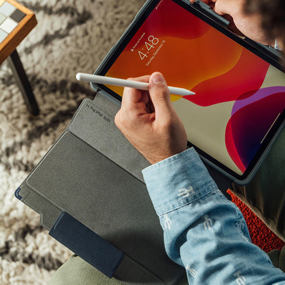 STM Dux Plus – Tvirtas dėklas, skirtas iPad 11 colių (2025) / 10,9 colių (2022) MIL-STD-810G, su Apple Pencil laikikliu (juodas) EDU/COM versija