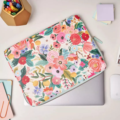 Rifle Paper nešiojamojo kompiuterio dėklas – 15 colių MacBook Pro / 15,6 colio nešiojamojo kompiuterio dėklas (Garden Party Blush)