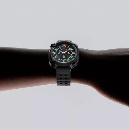 Spigen Rugged Armor – Dėklas, skirtas Samsung Galaxy Watch 8 Classic 46 mm (Matinis juodas)