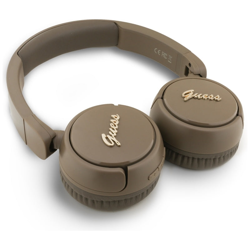 Guess Metal Logo Script – Belaidės ant ausų dedamos ausinės Bluetooth V5.3 (rudos)