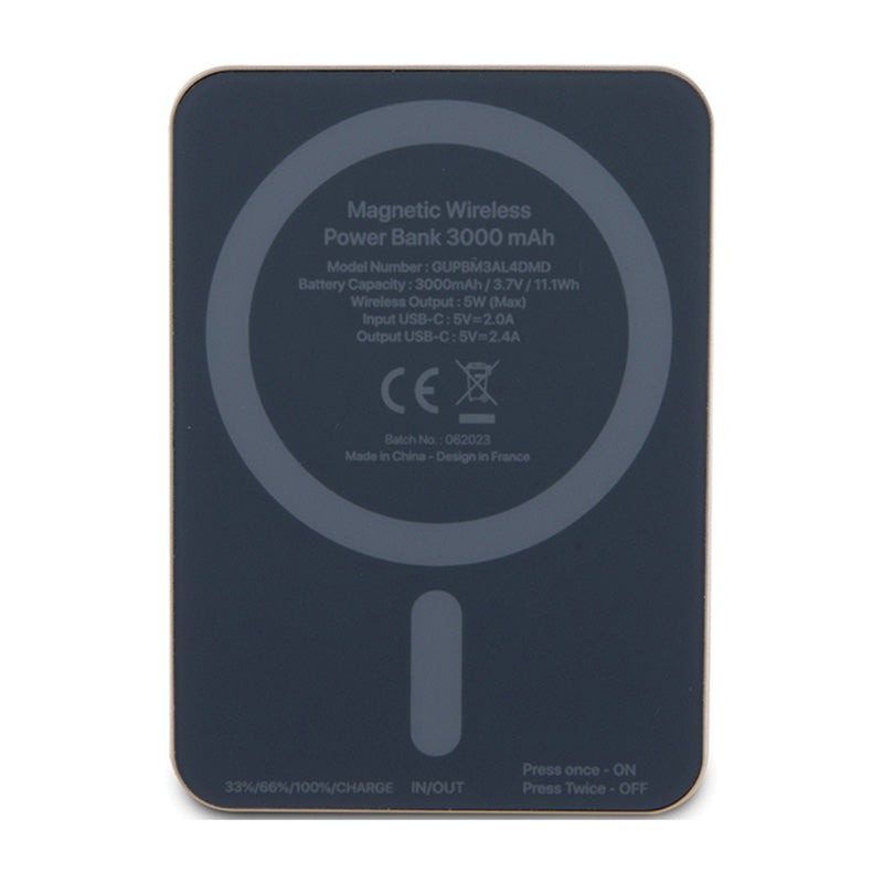 Guess 4G Strassed Metal Logo MagSafe – indukcinis 3000 mAh 5W MagSafe maitinimo blokas (auksinis)