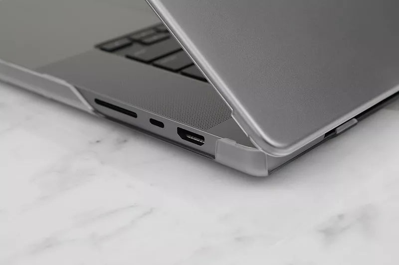 Moshi iGlaze – Kietasis dėklas, skirtas MacBook Air 13.6" M4 (2025) / M3 (2024) / M2 (2022) (Stealth Clear)