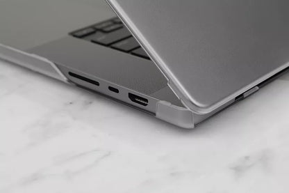 Moshi iGlaze – Kietasis dėklas, skirtas MacBook Air 13.6" M4 (2025) / M3 (2024) / M2 (2022) (Stealth Clear)