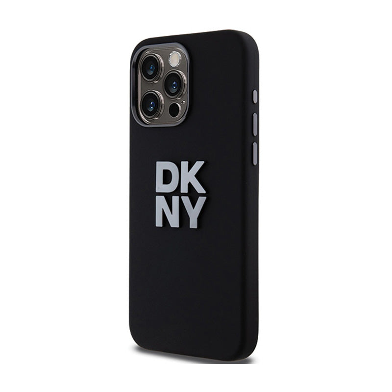 DKNY skysto silikono dėklas su metaliniu logotipu – skirtas iPhone 15 Pro Max (juodas)