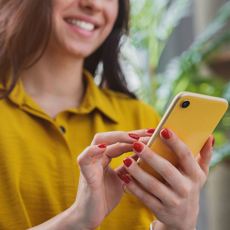 Cellularline Ring MAG 5000 – 5000 mAh 7.5W „MagSafe“ indukcinis išorinis akumuliatorius su stovu (juodas)