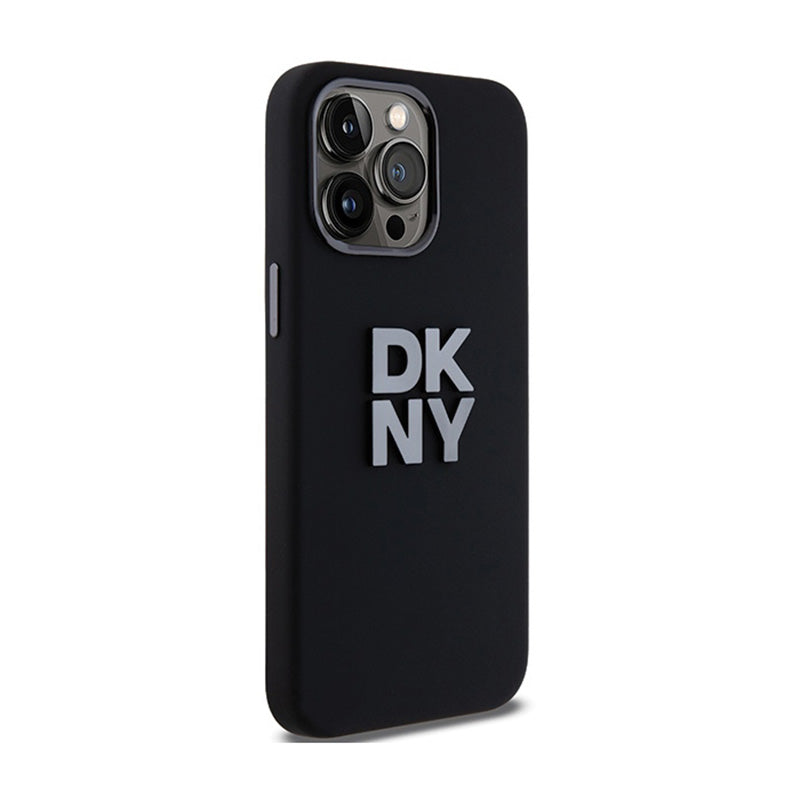 DKNY skysto silikono dėklas su metaliniu logotipu – skirtas iPhone 15 Pro Max (juodas)