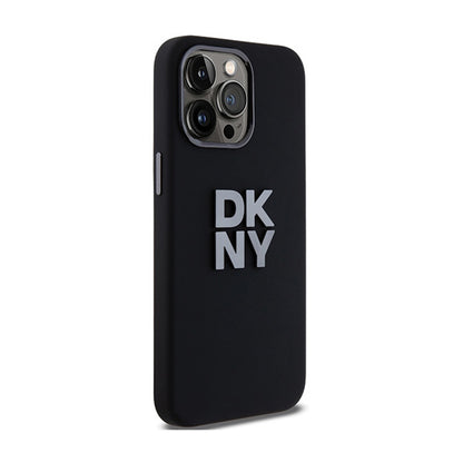 DKNY skysto silikono dėklas su metaliniu logotipu – skirtas iPhone 15 Pro Max (juodas)