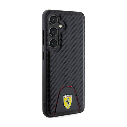 Ferrari Carbon Stitched Bottom – dėklas, skirtas Samsung Galaxy S24 (juodas)