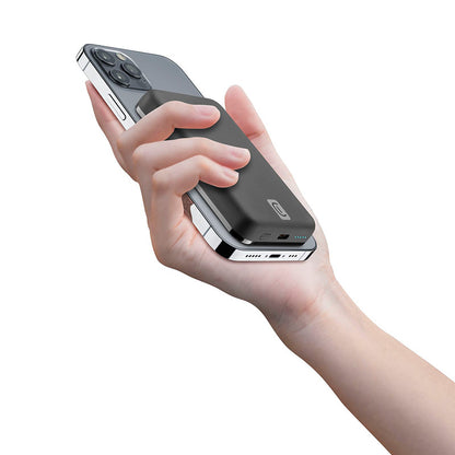 Cellularline MAG 5000 – 5000 mAh 7,5 W indukcinis maitinimo blokas su „MagSafe“ (juodas)