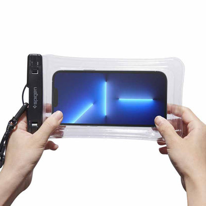 "Spigen A610" universalus vandeniui atsparus "Float" dėklas - dėklas, skirtas išmaniesiems telefonams iki 6,9" (skaidrus)