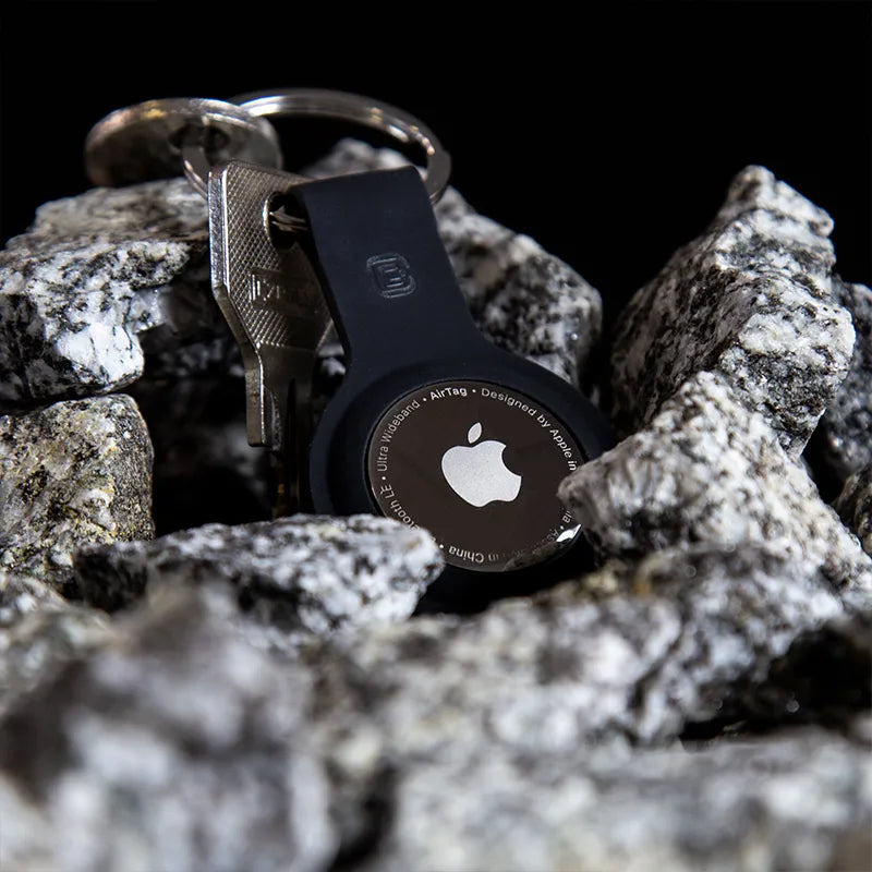 Crong silikoninis dėklas su raktų pakabuku – Apsauginis raktų pakabuko dėklas, skirtas Apple AirTag 1/2 (juodas)