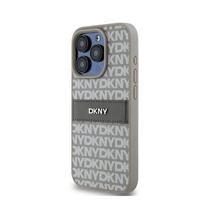 DKNY Dėklas iPhone 15 Pro, odinis, su mono juosta ir metaliniu logotipu (smėlio spalvos)