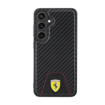 Ferrari Carbon Stitched Bottom – dėklas, skirtas Samsung Galaxy S24 (juodas)