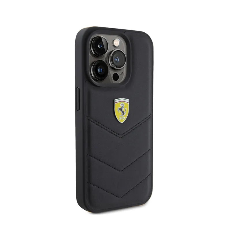 Ferrari dygsniuotas metalo logotipas – dėklas, skirtas iPhone 15 Pro (juodas)
