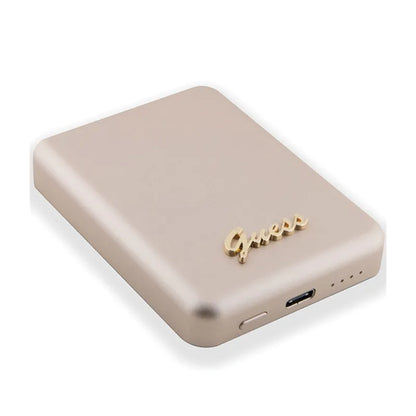 Guess Metal Script Logo MagSafe – indukcinis 3000 mAh 5W MagSafe maitinimo blokas (auksinis)