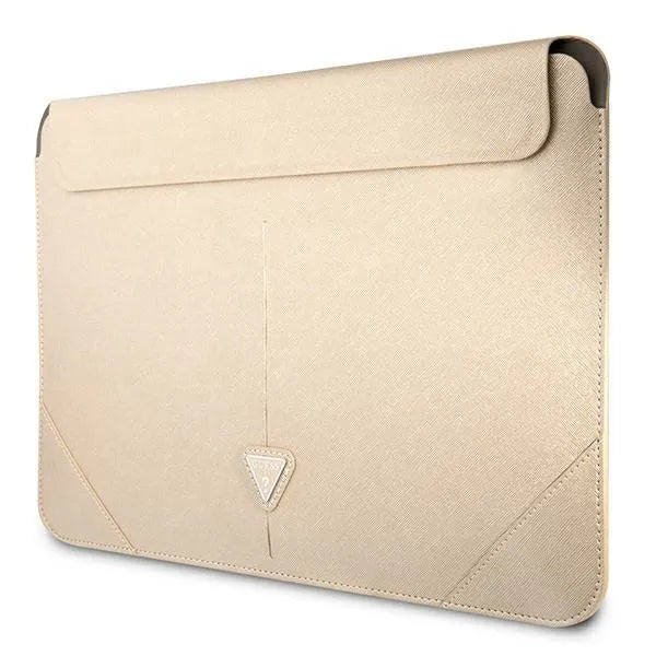 Guess Saffiano Triangle Logo dėklas – nešiojamojo kompiuterio dėklas 16 colių (smėlio)