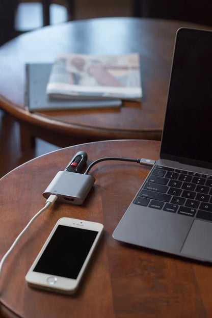 Kanex USB-C VGA adapteris su maitinimo tiekimo funkcija – USB 1,5 A, USB-C maitinimo tiekimas 60 W + VGA Full HD (anoduotas aliuminis)