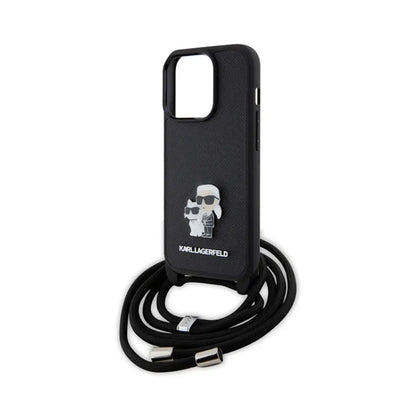 Karl Lagerfeld Crossbody Safiano Metalo Segtukas Karl & Choupette – Dėklas iPhone 15 Pro (Juoda)