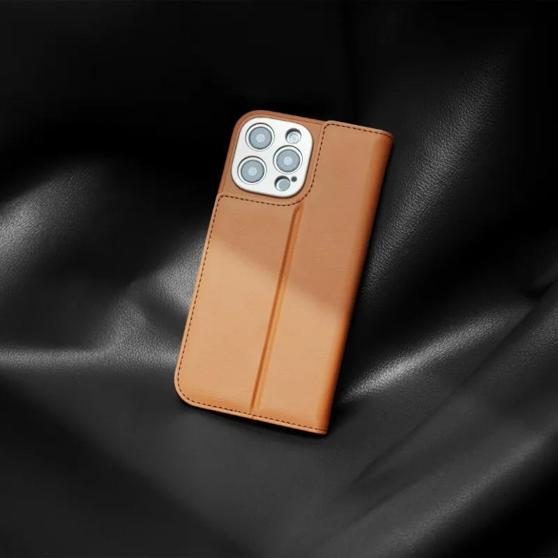 Moshi Overture MagSafe – 3-in-1 odos atverčiamas dėklas, skirtas „iPhone 16 Pro“ (karamelinis rudas)