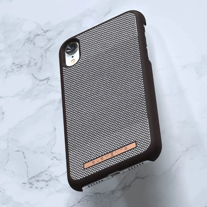 Nordic Elements Saeson Idun – dėklas, skirtas „iPhone XR“ (tamsiai rudas raštas 1)