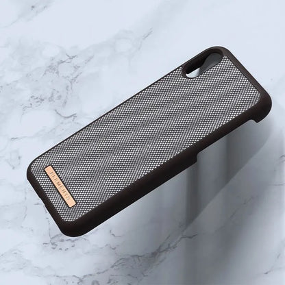 Nordic Elements Saeson Idun – dėklas, skirtas „iPhone XR“ (tamsiai rudas raštas 1)