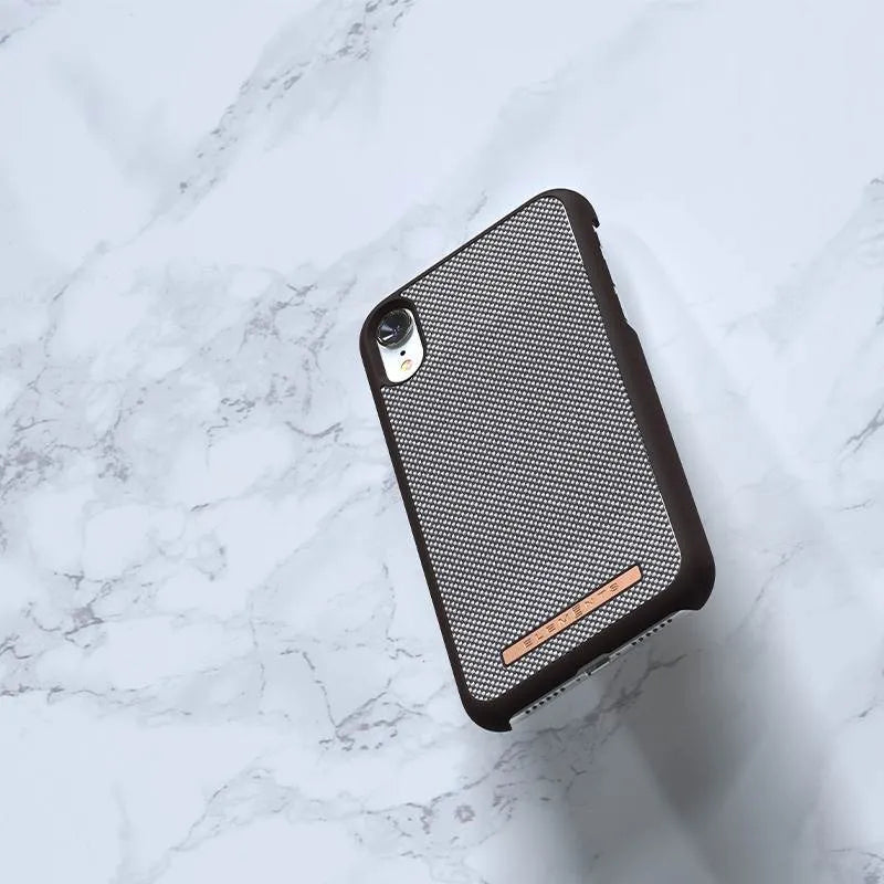 Nordic Elements Saeson Idun – dėklas, skirtas „iPhone XR“ (tamsiai rudas raštas 1)
