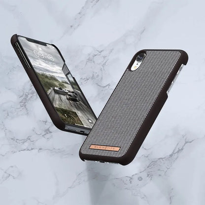 Nordic Elements Saeson Idun – dėklas, skirtas „iPhone XR“ (tamsiai rudas raštas 1)