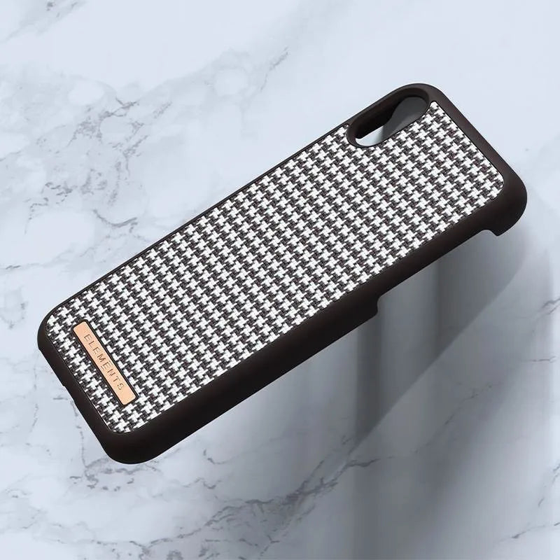 Nordic Elements Saeson Idun – „iPhone XR“ dėklas (tamsiai rudas raštas 2)