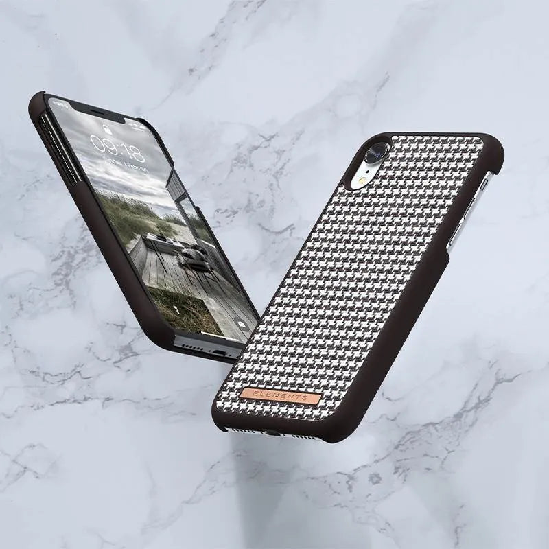 Nordic Elements Saeson Idun – „iPhone XR“ dėklas (tamsiai rudas raštas 2)
