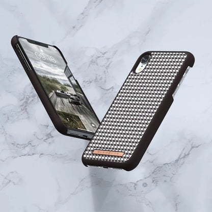 Nordic Elements Saeson Idun – „iPhone XR“ dėklas (tamsiai rudas raštas 2)