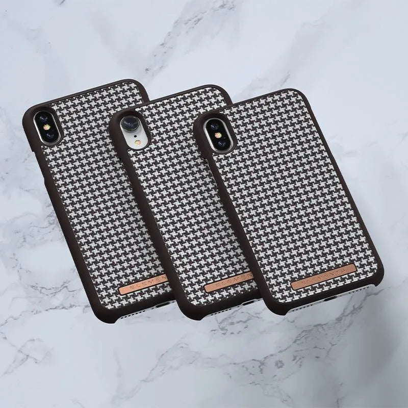 Nordic Elements Saeson Idun – „iPhone XR“ dėklas (tamsiai rudas raštas 2)