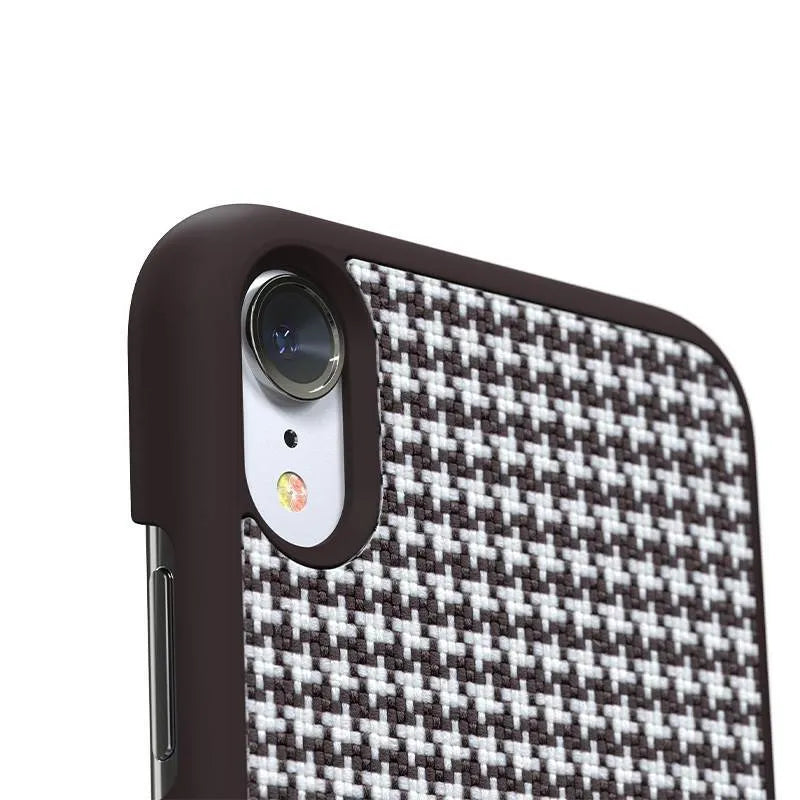 Nordic Elements Saeson Idun – „iPhone XR“ dėklas (tamsiai rudas raštas 2)