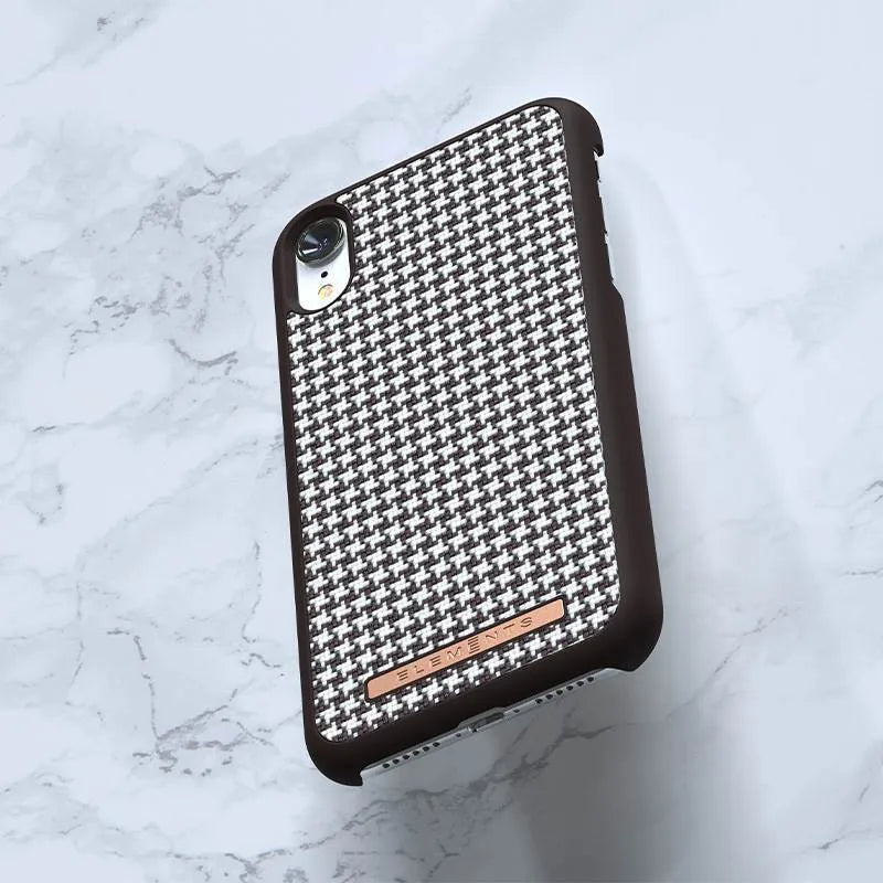Nordic Elements Saeson Idun – „iPhone XR“ dėklas (tamsiai rudas raštas 2)