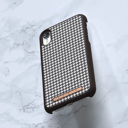 Nordic Elements Saeson Idun – „iPhone XR“ dėklas (tamsiai rudas raštas 2)