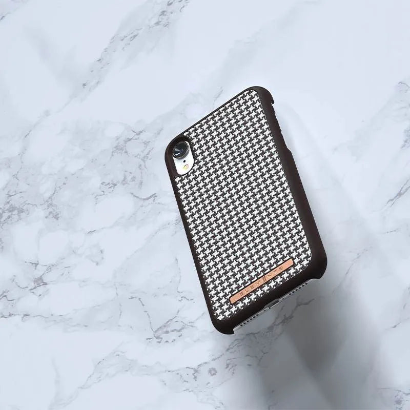 Nordic Elements Saeson Idun – „iPhone XR“ dėklas (tamsiai rudas raštas 2)