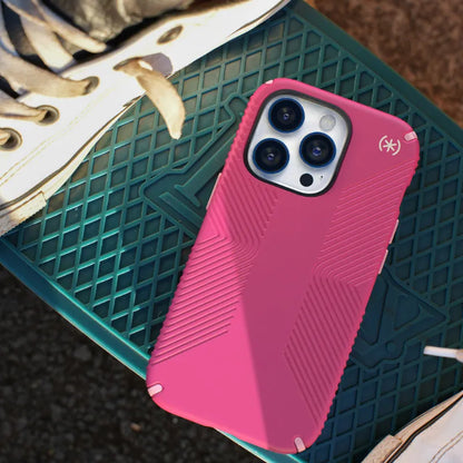 Speck Presidio2 Grip MagSafe – neslystantis „iPhone 14 Plus“ dėklas (Digitalpink / Blossompink / White)