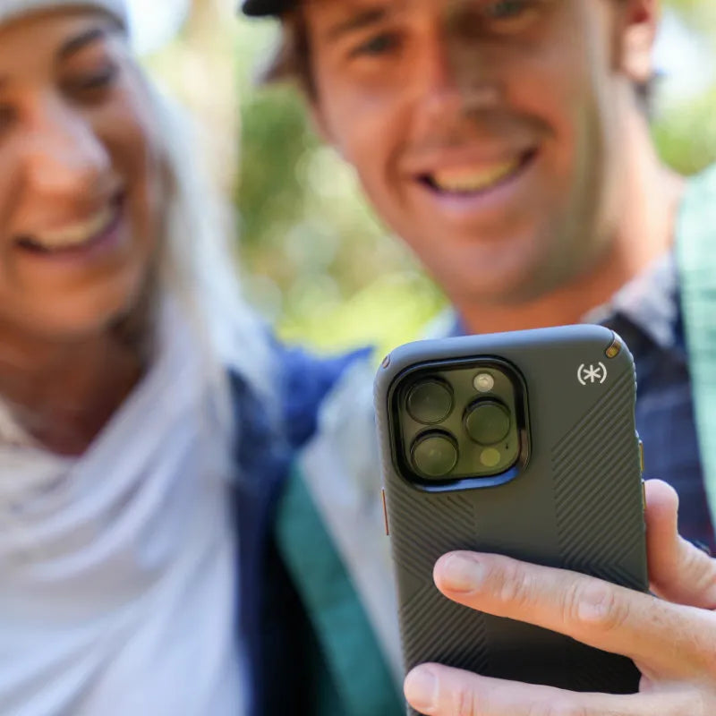 Speck Presidio2 Grip – neslystantis iPhone 15 Plus / 14 Plus dėklas (anglies / vėsiai bronzos / skalūno)