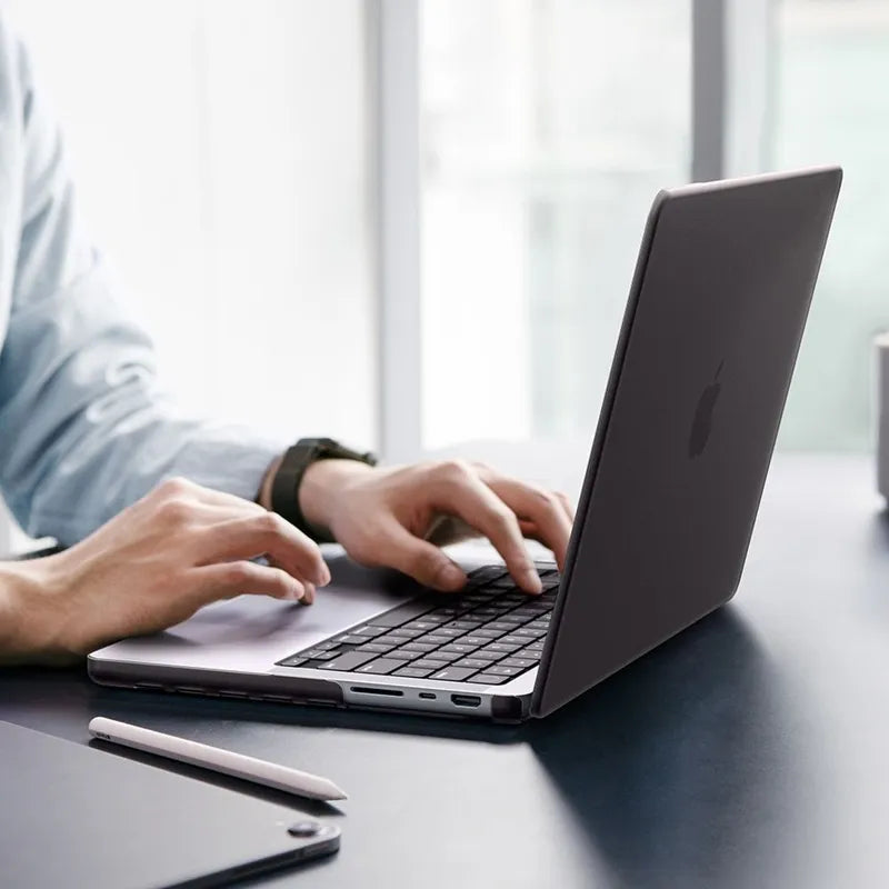 Spigen AirSkin – dėklas MacBook Pro 16" (M5/M4/M3/M2/M1/2026–2021) (matinė juoda)